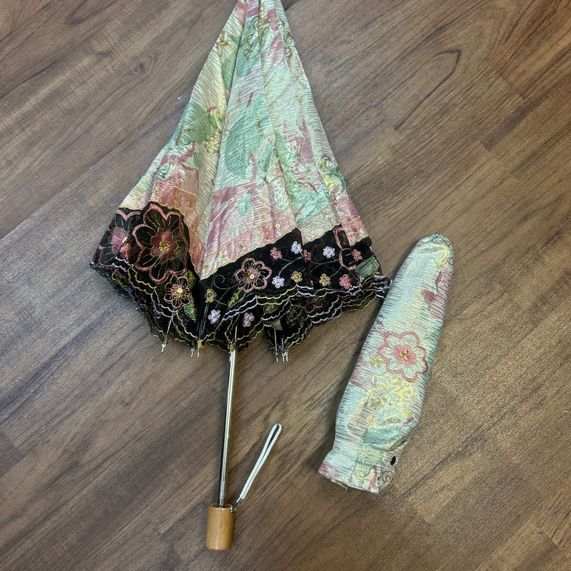 „Romantischer Vintage Taschenschirm 1990er mit floraler Stickerei und Spitze, zusammengefaltet“