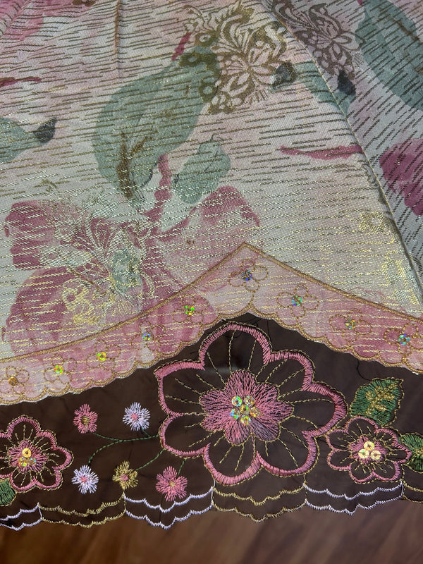 „Detailaufnahme florale Stickerei mit glitzernden Fäden und Spitzenkante, Chantal Schirm“