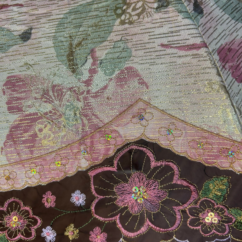 „Detailaufnahme florale Stickerei mit glitzernden Fäden und Spitzenkante, Chantal Schirm“