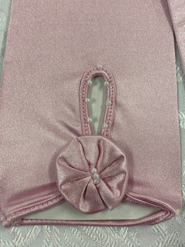 „Detailaufnahme rosa Satin-Handschuhe mit Perlenbesatz im Stil der 1920er Jahre“