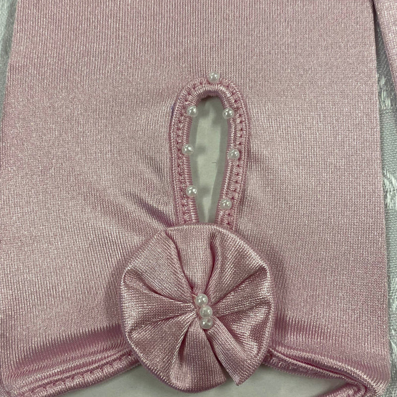 „Detailaufnahme rosa Satin-Handschuhe mit Perlenbesatz im Stil der 1920er Jahre“
