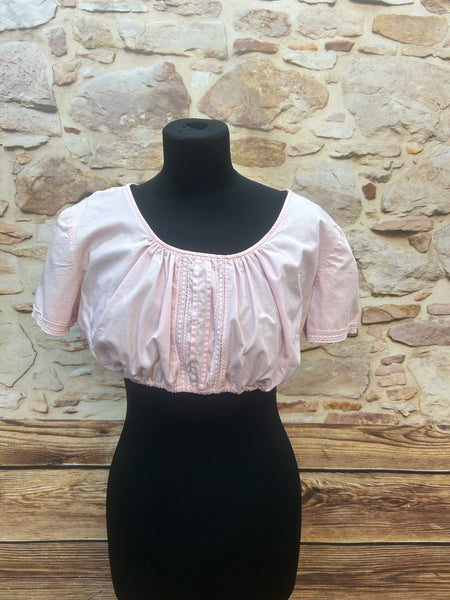 „Rosa Vintage-Dirndlbluse Gr. 42 mit Rundhals und Fältchen vorn“