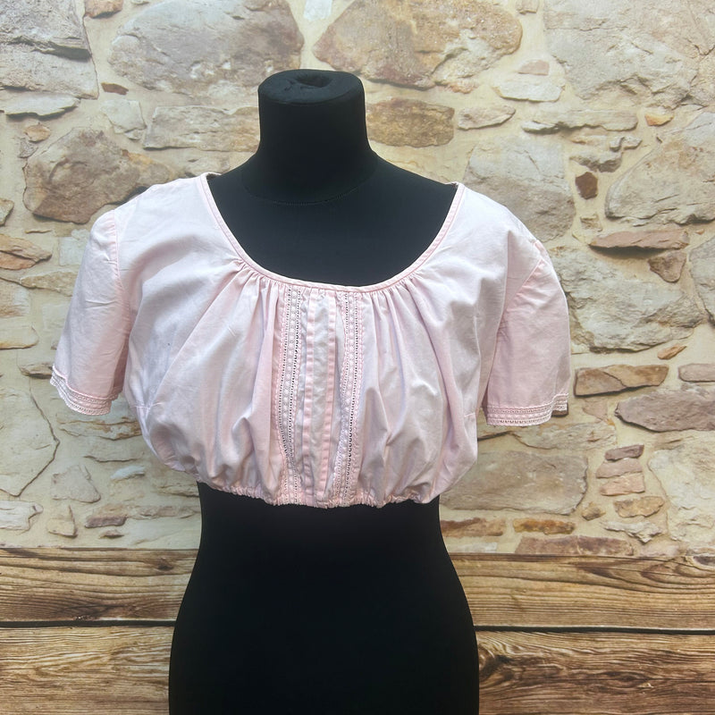 „Rosa Vintage-Dirndlbluse Gr. 42 mit Rundhals und Fältchen vorn“