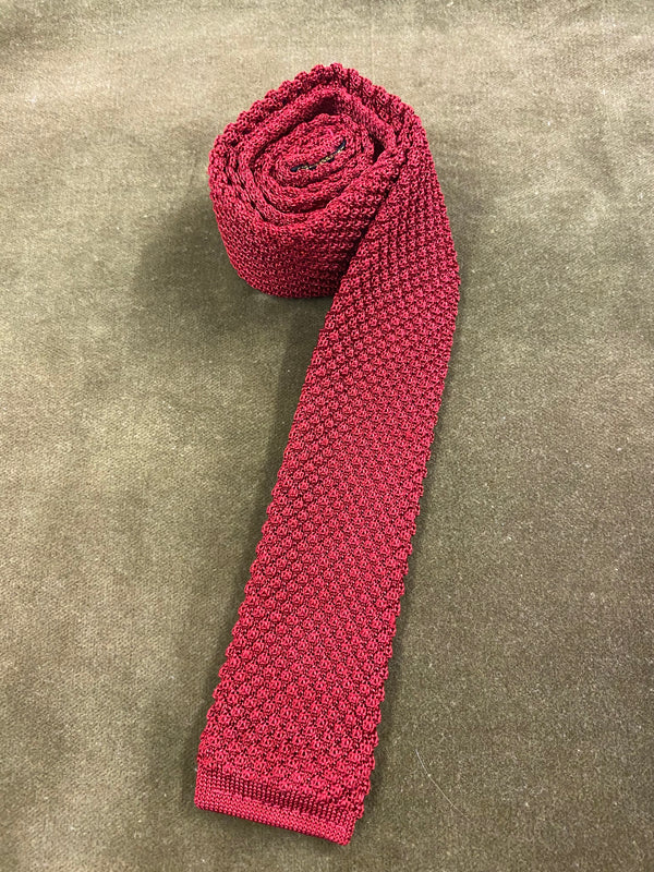 „Rote Vintage Strickkrawatte für Herren mit feiner Struktur im Retro Stil“