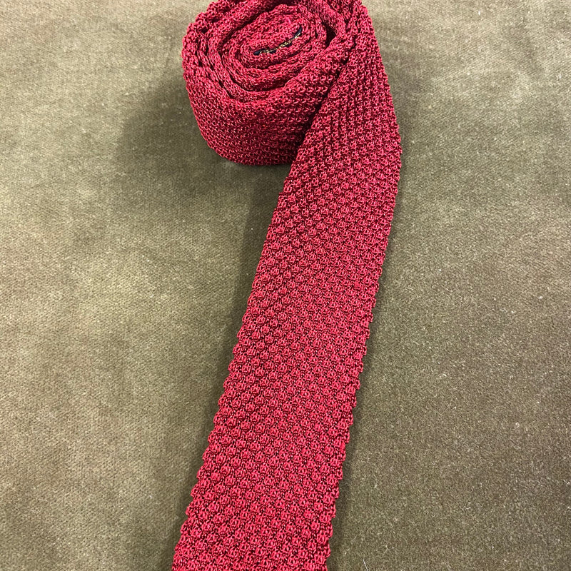 „Rote Vintage Strickkrawatte für Herren mit feiner Struktur im Retro Stil“