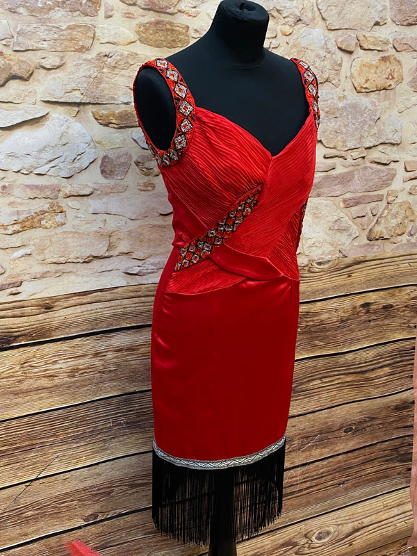 Rotes Charlestonkleid mit schwarzen Fransen in schräger Vorderansicht