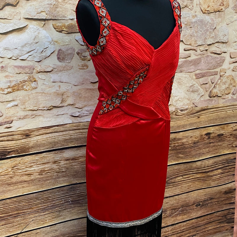 Rotes Charlestonkleid mit schwarzen Fransen in schräger Vorderansicht