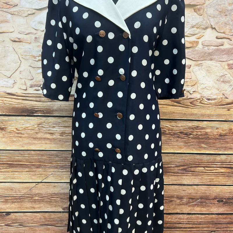 Dunkelblaues Vintage-Kleid mit weißem Matrosenkragen, Polka-Dots, Ankerknöpfen und plissiertem Rock, Größe 42/44