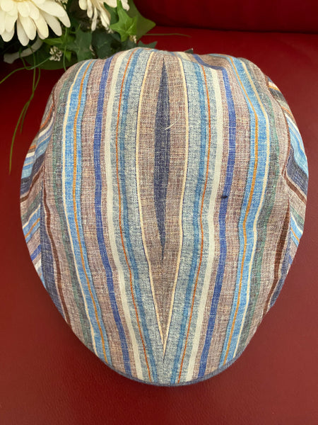 Gestreifte Schiebermütze/Flatcap in Größe 59 mit blau-braunen Streifen, dunklem Schirm und paisleybedrucktem Innenfutter, ungetragen mit Etikett, Made in Italy