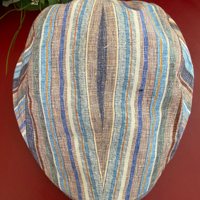 Gestreifte Schiebermütze/Flatcap in Größe 59 mit blau-braunen Streifen, dunklem Schirm und paisleybedrucktem Innenfutter, ungetragen mit Etikett, Made in Italy