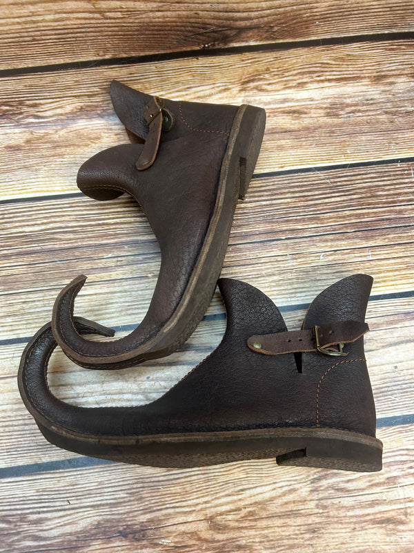 „Seitenansicht handgearbeitete Schnabelschuhe mit gebogener Spitze und Schnalle“