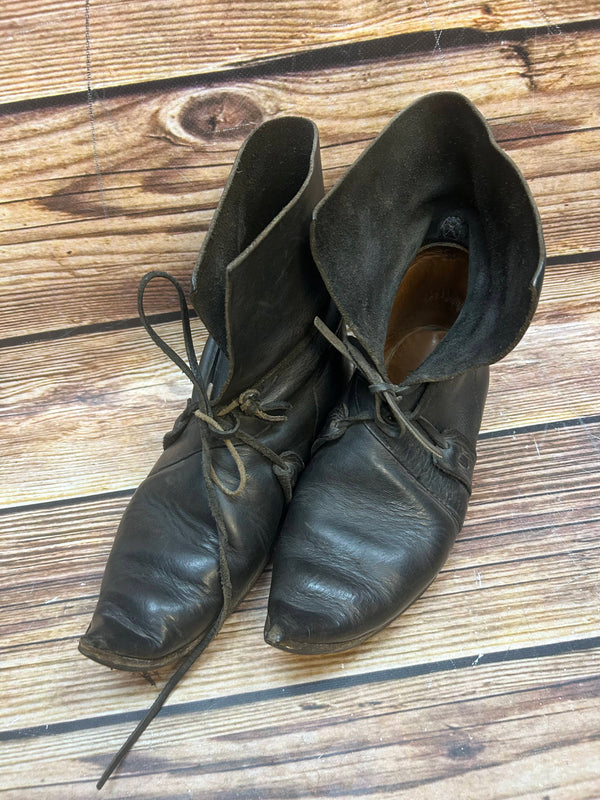 „Vintage Reenactment Schnabelschuhe 1970er/80er aus schwarzem Leder, Gr. 42“