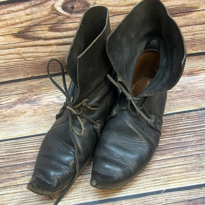 „Vintage Reenactment Schnabelschuhe 1970er/80er aus schwarzem Leder, Gr. 42“