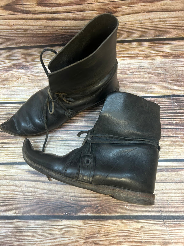 „Seitenansicht mittelalterliche Poulaines Replik mit gebogener Schnabelspitze“