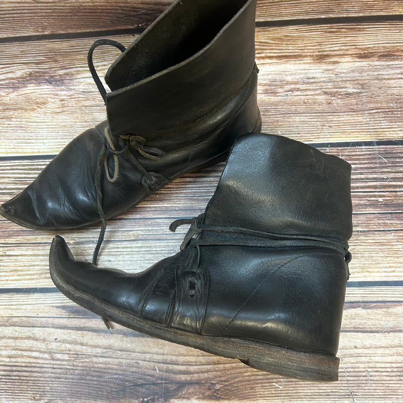 „Seitenansicht mittelalterliche Poulaines Replik mit gebogener Schnabelspitze“