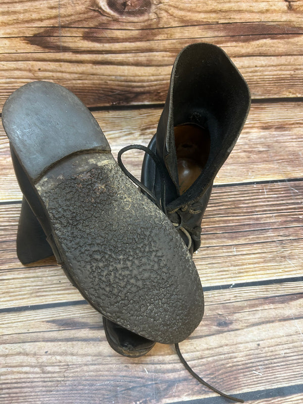 „Unterseite Ledersohle mit Patina an Reenactment Schnabelschuhen, Größe 42“