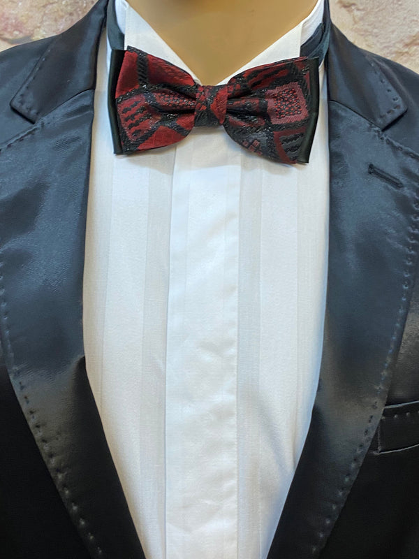 Detail schwarzer Satin Smoking mit rot-schwarz gemusterter Vintage-Fliege