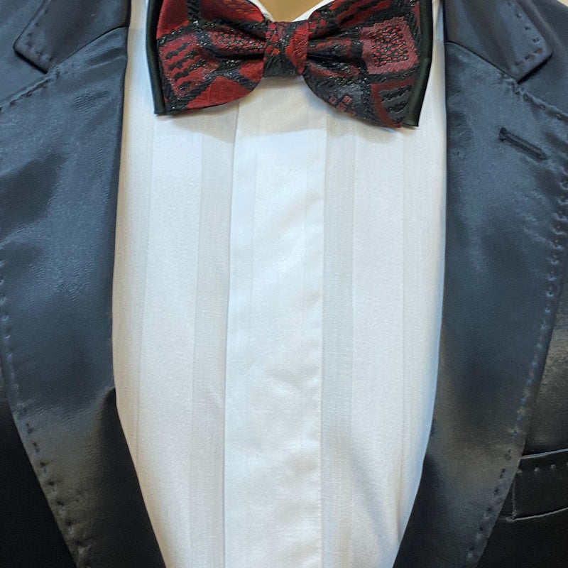 Detail schwarzer Satin Smoking mit rot-schwarz gemusterter Vintage-Fliege