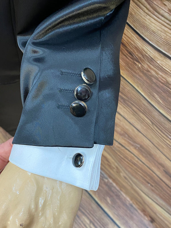 Ärmel des schwarzen Satin Smokings mit weißem Hemd und Manschettenknopf