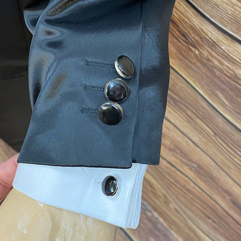 Ärmel des schwarzen Satin Smokings mit weißem Hemd und Manschettenknopf