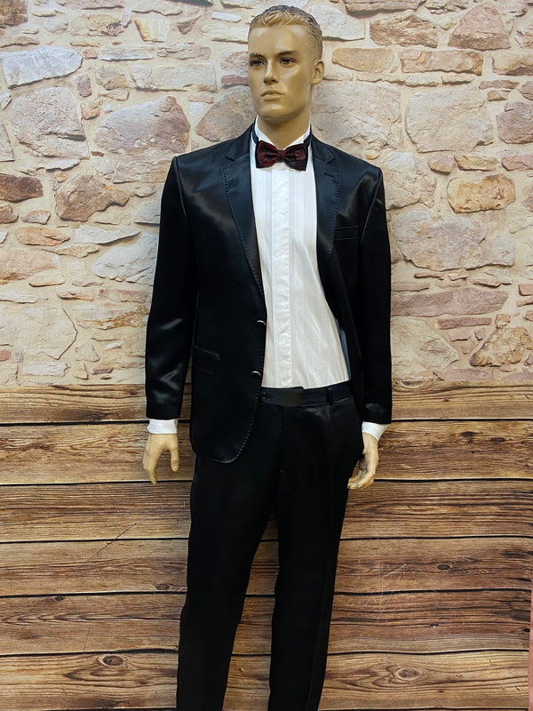 Schwarzer Herren Smoking Gr. 52 mit weißem Smokinghemd und schwarzer Hose