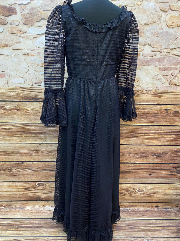 Rückenansicht schwarzes Spitzen-Maxikleid mit Reißverschluss und Rüschen.