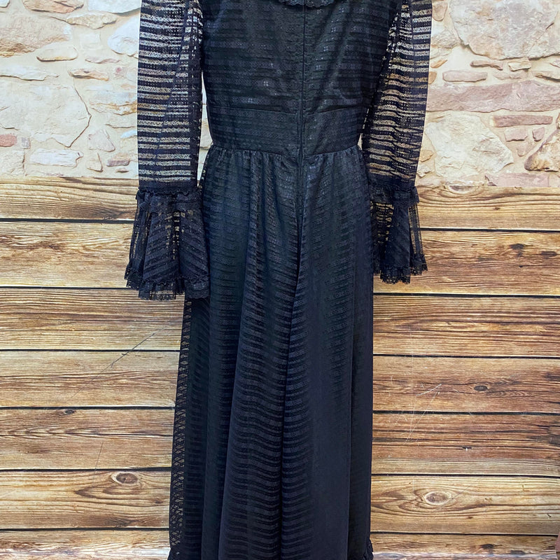 Rückenansicht schwarzes Spitzen-Maxikleid mit Reißverschluss und Rüschen.