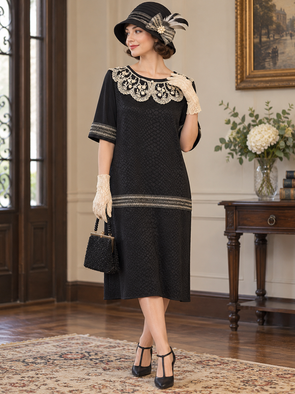 Schwarzes Vintage-Kleid mit besticktem Kragen, hellen Spitzenhandschuhen und schwarzem Hut im eleganten Retro-Stil