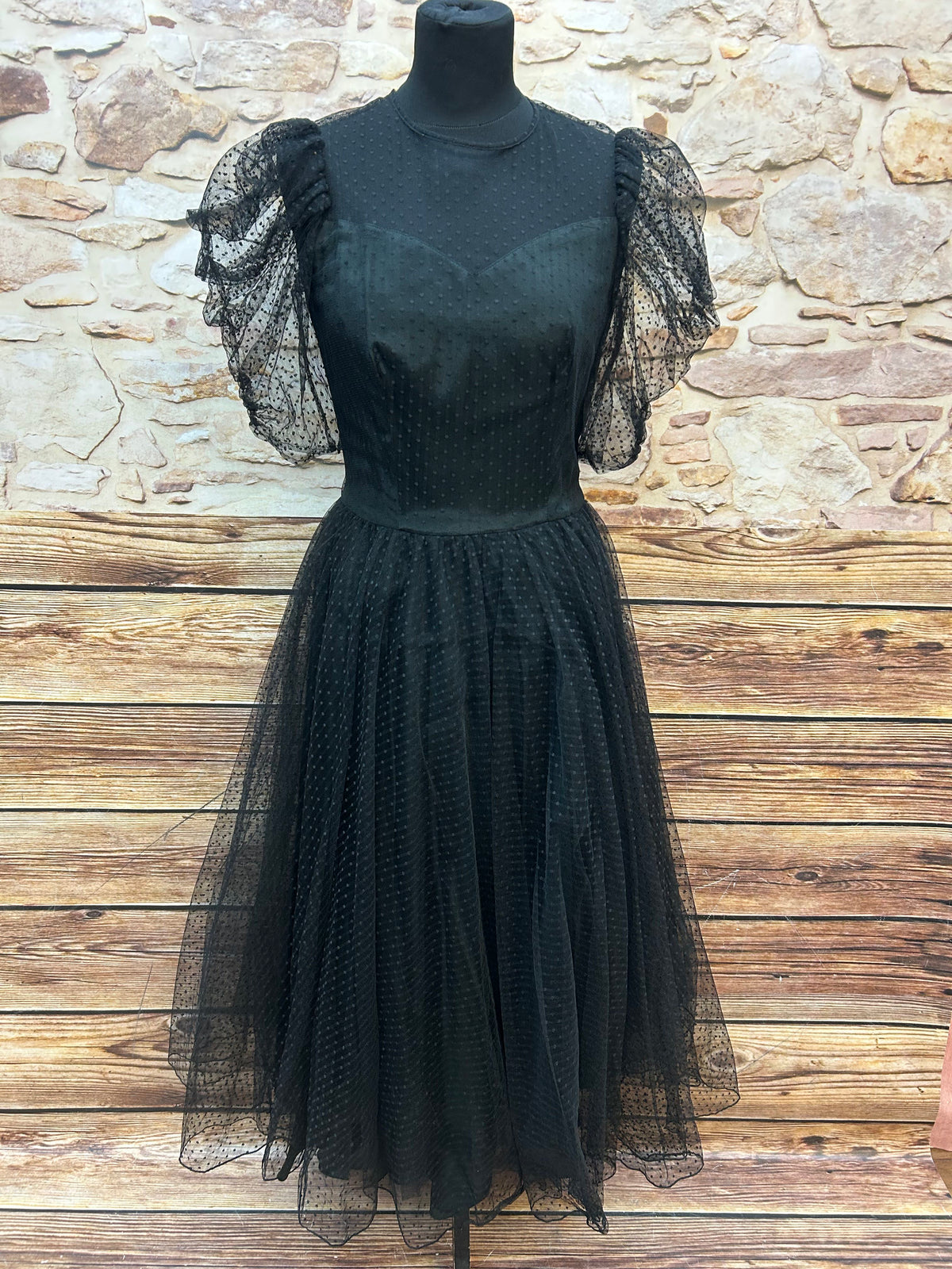 Schwarzes Vintage-Kleid mit Puffärmeln aus Tüll, Punktmuster und schwingendem Rock, Größe 36, gefertigt in Westdeutschland.