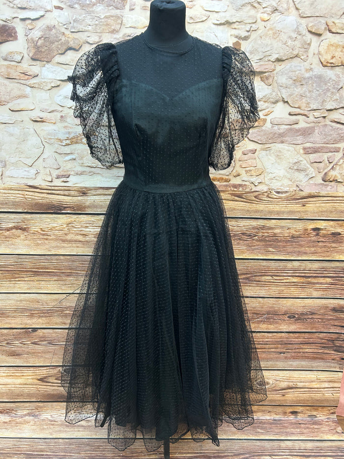 Schwarzes Vintage-Kleid mit Puffärmeln aus Tüll, Punktmuster und schwingendem Rock, Größe 36, gefertigt in Westdeutschland.