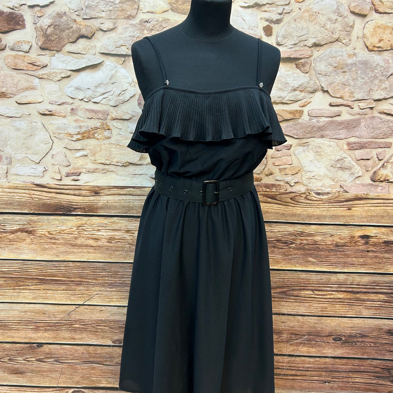 Schwarzes Vintage Kleid St. Michael – Plissee-Volant & Taillengürtel – Gr. 40 (stretchig) – Made in UK