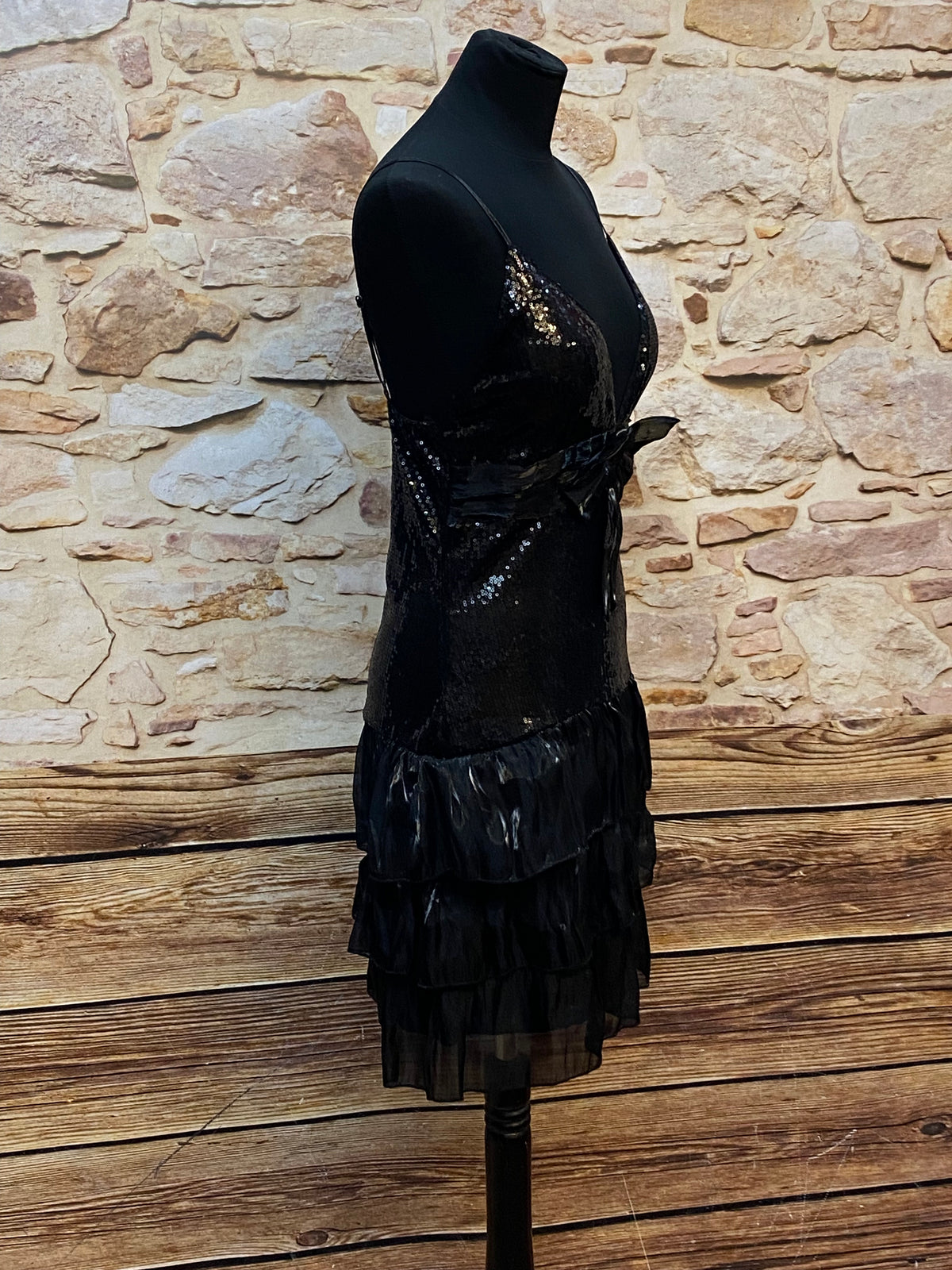 Robe de cocktail courte noire à volant et sequins taille 38 