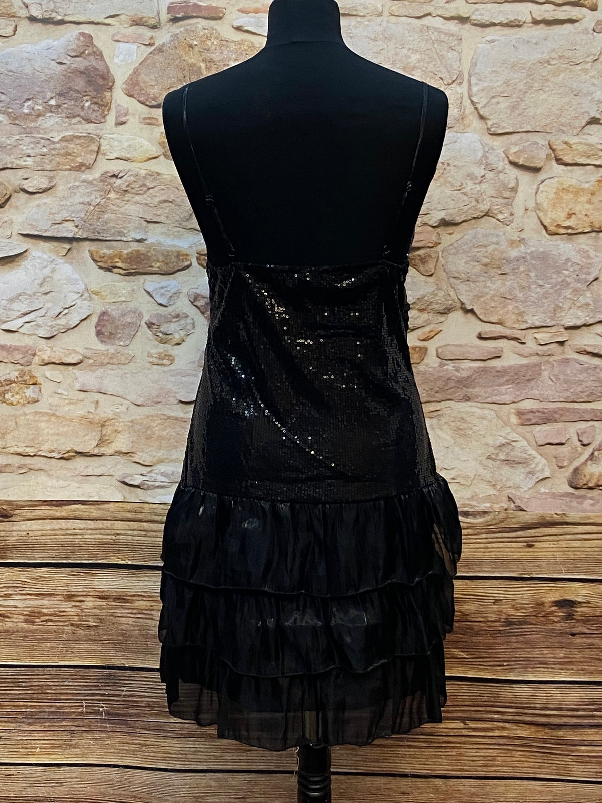 Robe de cocktail courte noire à volant et sequins taille 38 