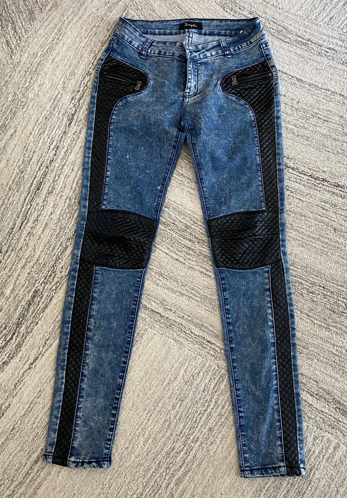 Secondhand Jeanshose Daysie mit schwarzen Applikationen aus Lederimitat, Gr.38