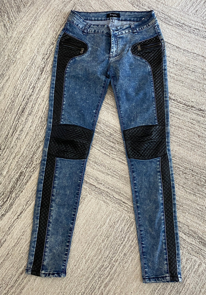 Secondhand Jeanshose Daysie mit schwarzen Applikationen aus Lederimitat, Gr.38