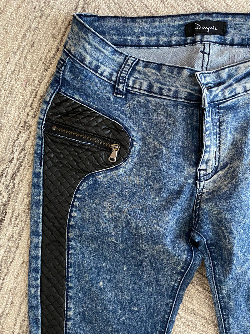 Secondhand Jeanshose Daysie mit schwarzen Applikationen aus Lederimitat, Gr.38