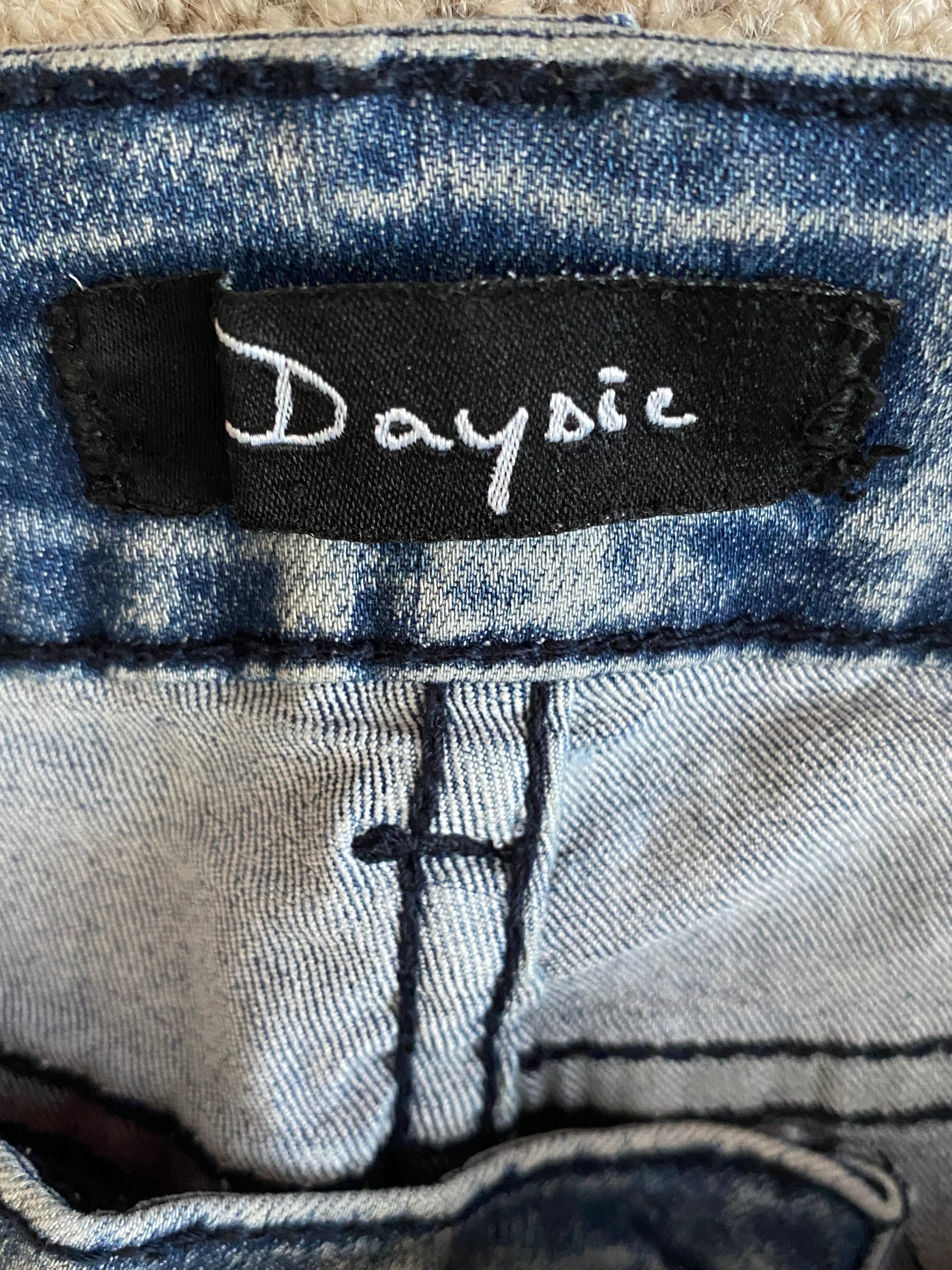 Secondhand Jeanshose Daysie mit schwarzen Applikationen aus Lederimitat