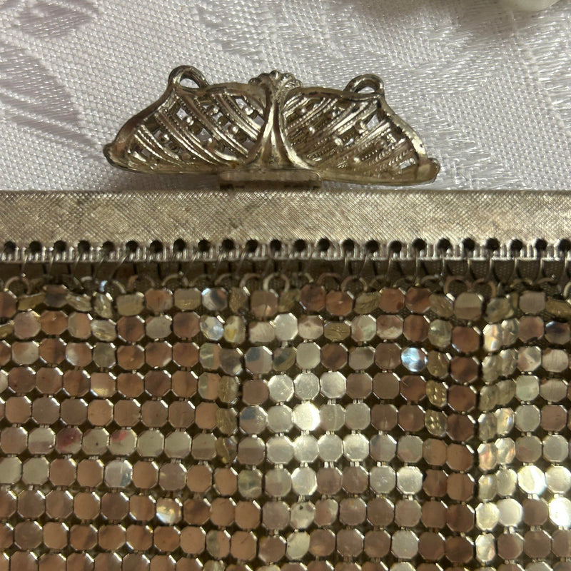 „Detailaufnahme vom Verschluss der silberfarbenen Vintage-Abendtasche im Jugendstil-Design“