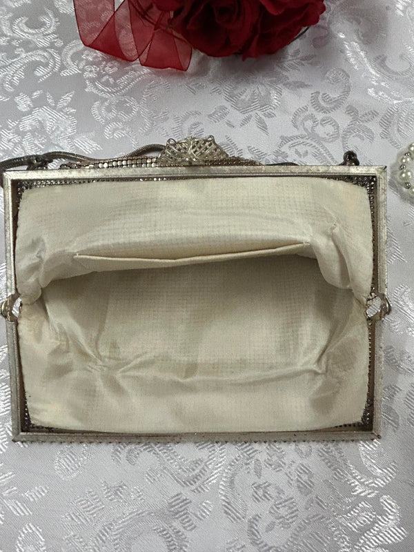 „Innenansicht der silberfarbenen Vintage-Abendtasche mit hellem Stofffutter“