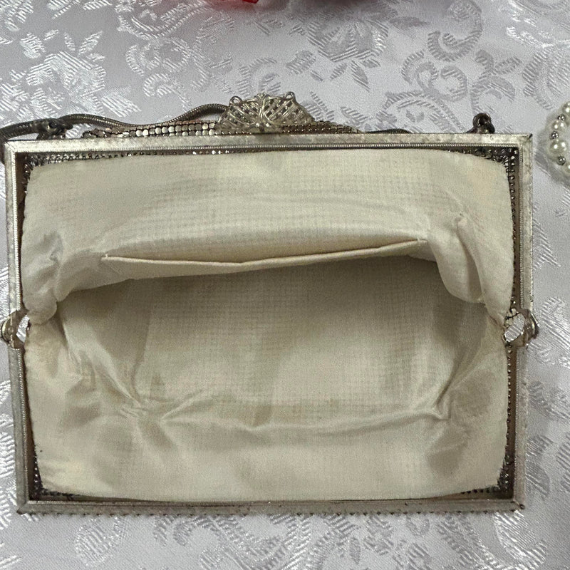 „Innenansicht der silberfarbenen Vintage-Abendtasche mit hellem Stofffutter“