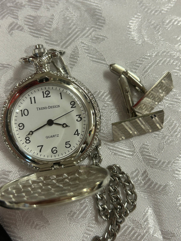 Detailansicht silberfarbene Taschenuhr und Manschettenknöpfe Vintage