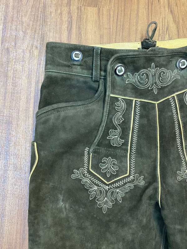Detailansicht Stickerei und Hosenklappe Distler Lederhose