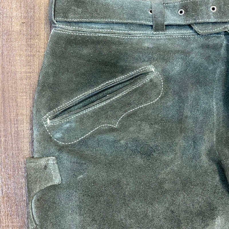 Detailfoto Tasche und Bund der grauen Trachten-Lederhose