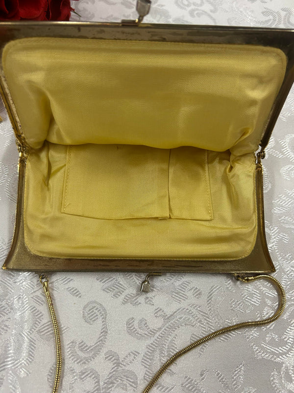 Innenansicht einer goldfarbenen Vintage-Abendtasche mit Satinfutter.