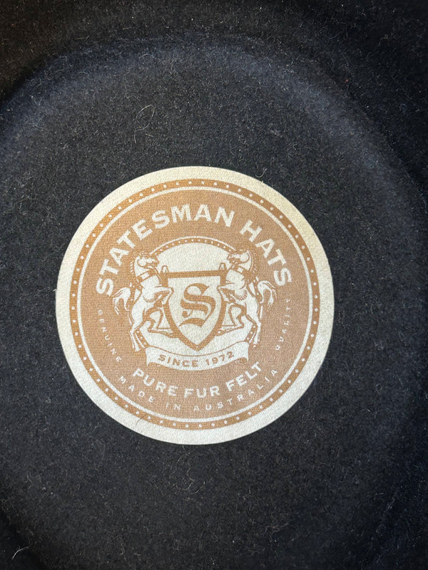 Innenansicht Statesman Hats Mountcastle mit Logo „Pure Fur Felt – Made in Australia