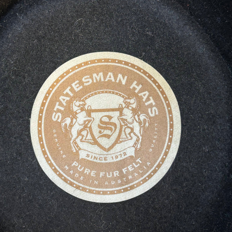 Innenansicht Statesman Hats Mountcastle mit Logo „Pure Fur Felt – Made in Australia