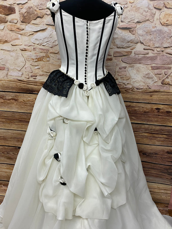 Rückansicht Brautkleid ivory/schwarz Gr. 38 mit langer Schleppe, drapiertem Rock und schwarzer Spitzen-Schößchenpartie