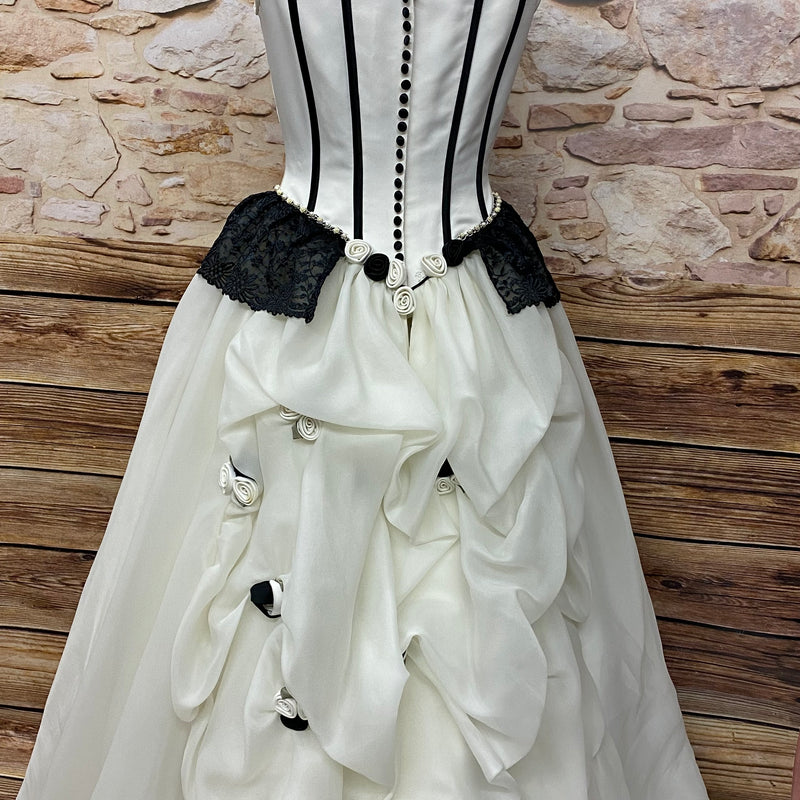 Rückansicht Brautkleid ivory/schwarz Gr. 38 mit langer Schleppe, drapiertem Rock und schwarzer Spitzen-Schößchenpartie