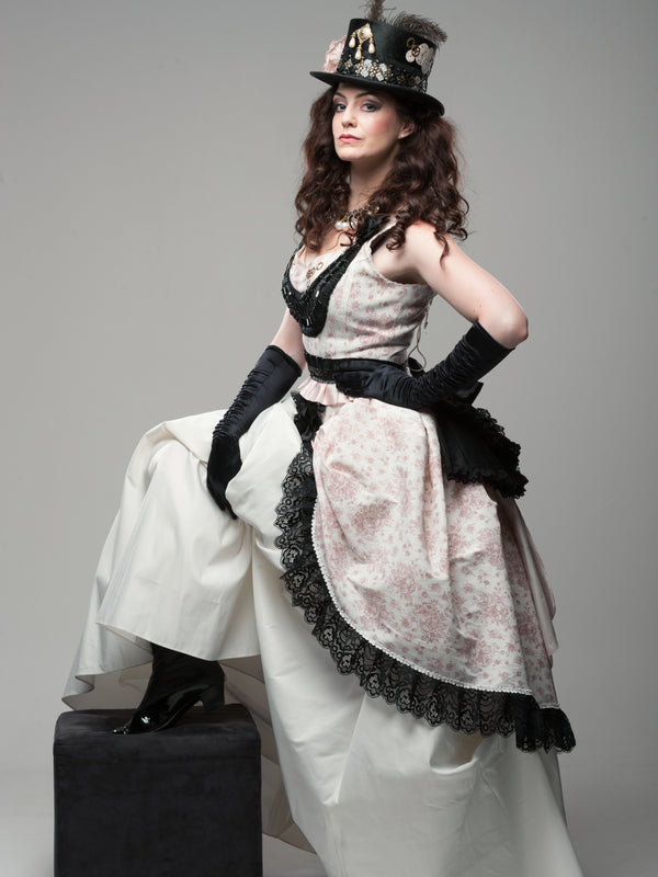 Steampunk-Brautkleid in Ivory/Schwarz, Gr. 36, Model mit Zylinder – opulente Rokoko-Silhouette (Schirm/Cape nicht im Set)