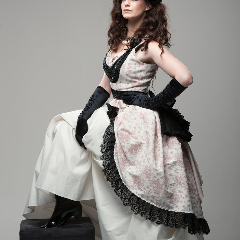 Steampunk-Brautkleid in Ivory/Schwarz, Gr. 36, Model mit Zylinder – opulente Rokoko-Silhouette (Schirm/Cape nicht im Set)